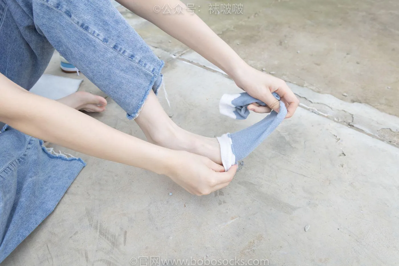 [BoBoSocks袜啵啵]NO.020 熊熊-NB运动鞋、蓝色短棉袜（踩脏）、裸足 [150P]插图3